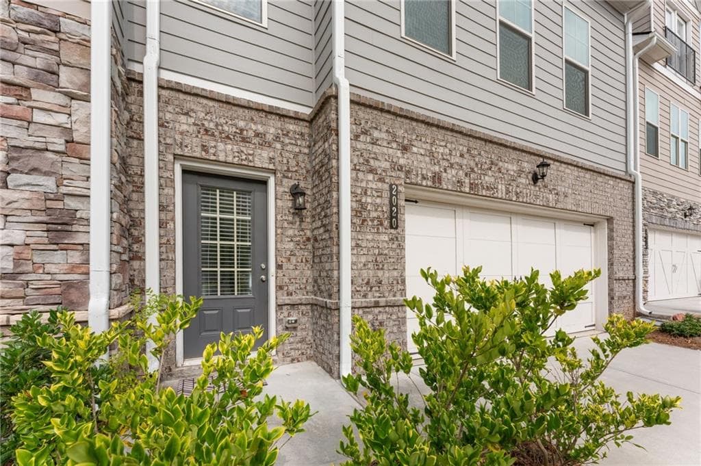 3 bedroom, 3 bathroom, 2,619 sq ft condominium under contract at 2020 Manor Pointe Drive 19, Cumming, GA 30041 — photo 2
