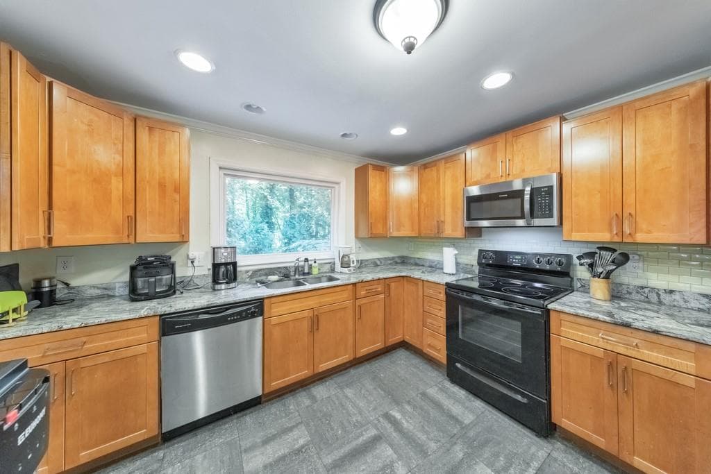 4 bedroom, 3 bathroom, 2,091 sq ft single family residence under contract at 798 Pinehill Drive, Smyrna, GA 30080 — photo 2