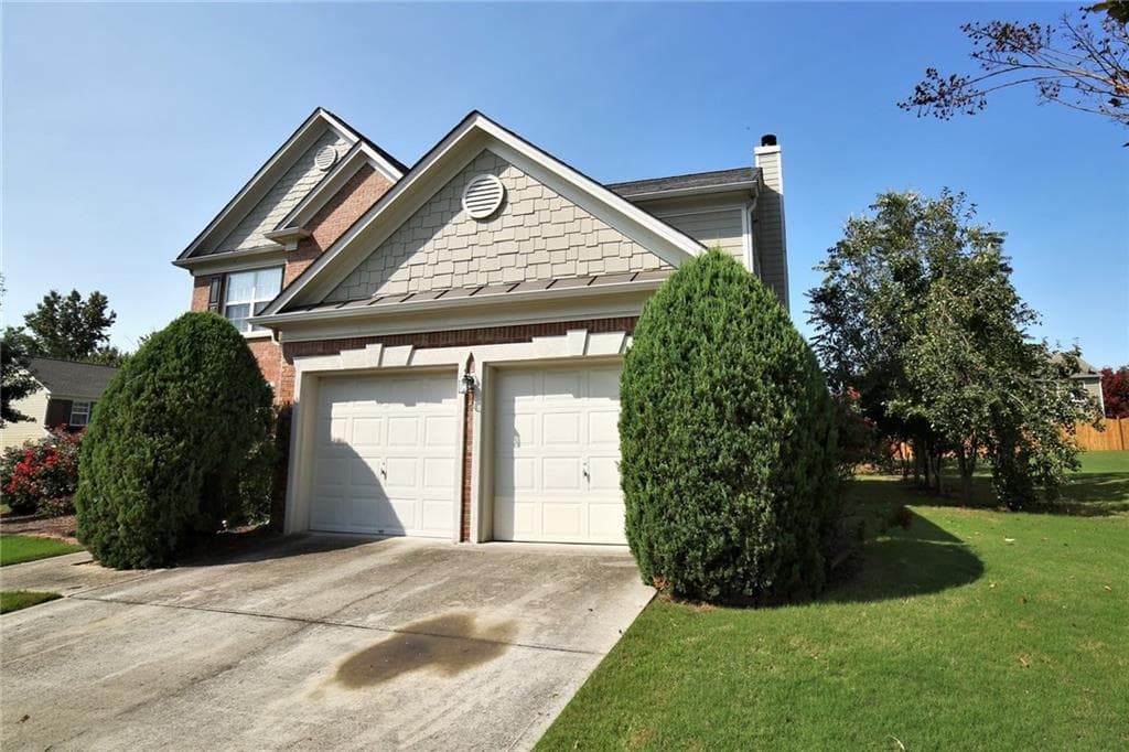 4 bedroom, 3 bathroom, 2,320 sq ft single family residence under contract at 8305 Grenadier Trail, Suwanee, GA 30024 — photo 3