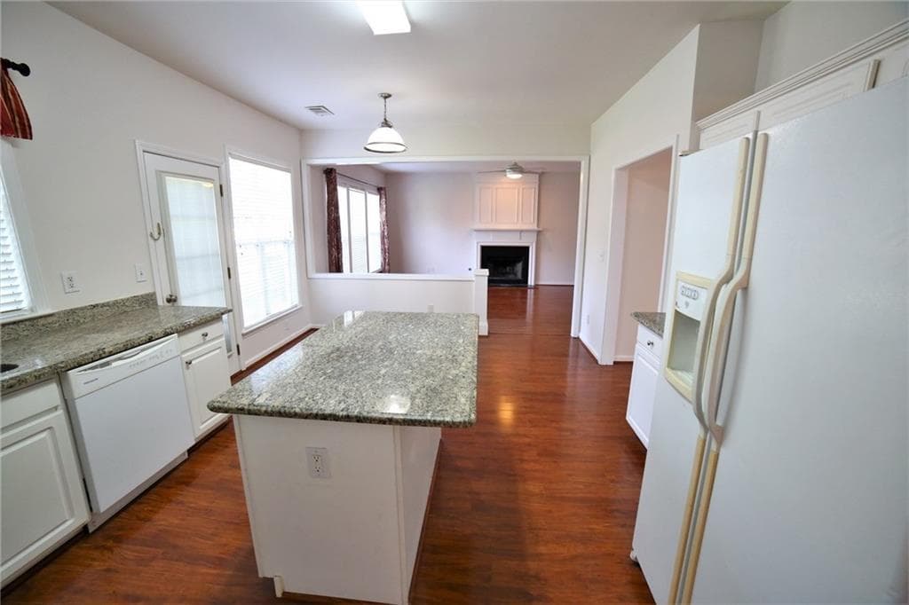 4 bedroom, 3 bathroom, 2,320 sq ft single family residence under contract at 8305 Grenadier Trail, Suwanee, GA 30024 — photo 9