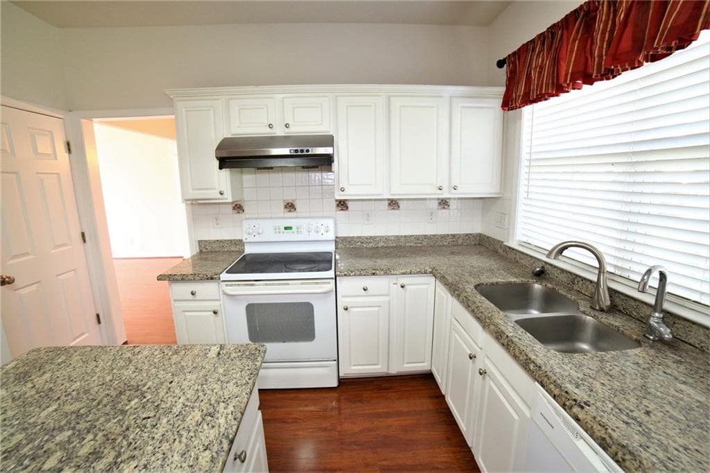 4 bedroom, 3 bathroom, 2,320 sq ft single family residence under contract at 8305 Grenadier Trail, Suwanee, GA 30024 — photo 10