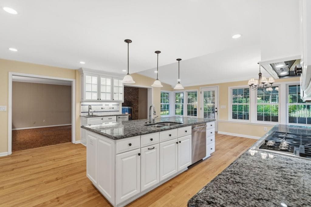 5 bedroom, 3 bathroom, 3,352 sq ft single family residence for sale at 4259 Huntington Circle, Dunwoody, GA 30338 — photo 10