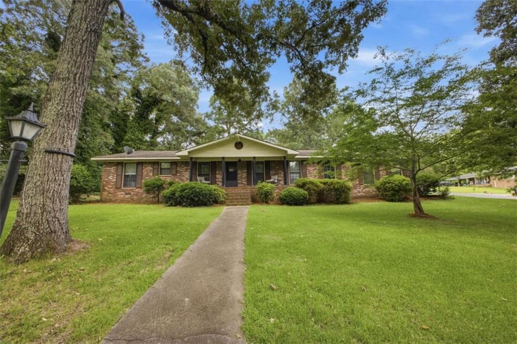 3 bedroom, 2 bathroom, 1,828 sq ft single family residence for sale at 300 Ridgewood Road, Cedartown, GA 30125