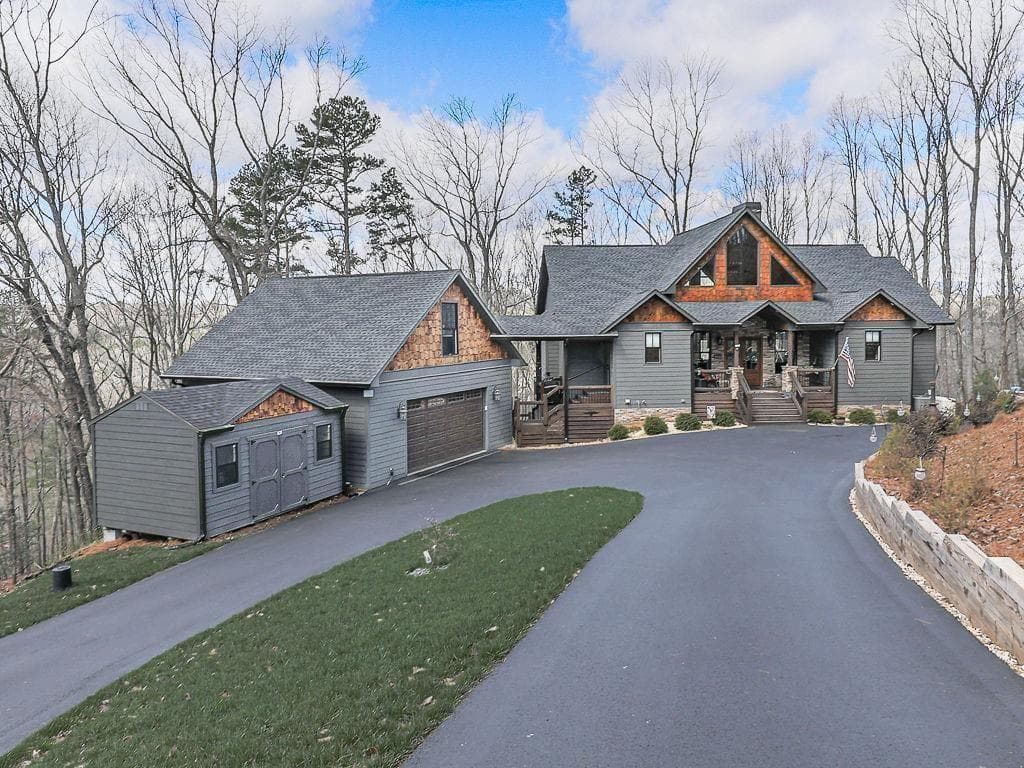 3 bedroom, 4 bathroom, 3,720 sq ft single family residence under contract at 208 Weeks Drive, Ellijay, GA 30540 — photo 2