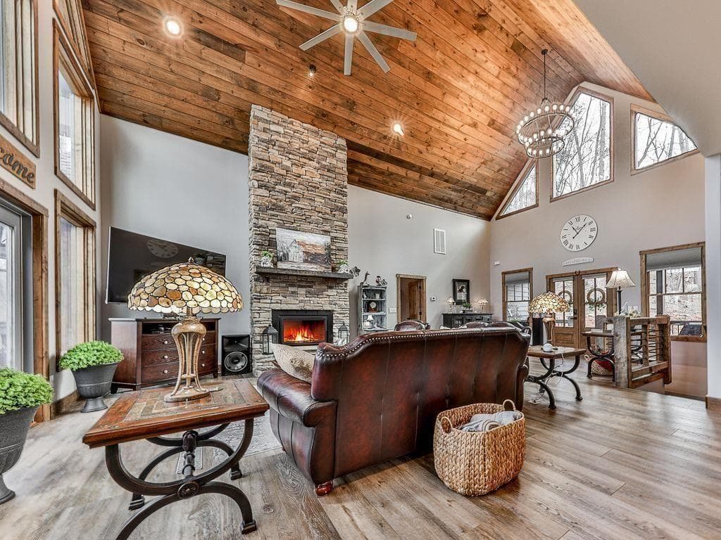 3 bedroom, 4 bathroom, 3,720 sq ft single family residence under contract at 208 Weeks Drive, Ellijay, GA 30540 — photo 7