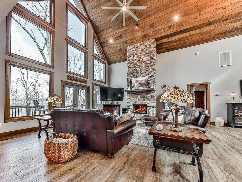 3 bedroom, 4 bathroom, 3,720 sq ft single family residence under contract at 208 Weeks Drive, Ellijay, GA 30540 — photo 8