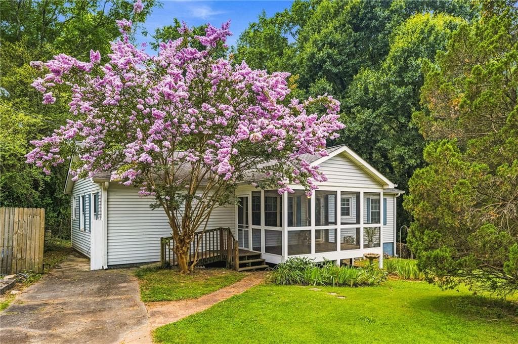 3 bedroom, 1 bathroom, 1,176 sq ft single family residence sold at 878 Wanda Circle, Marietta, GA 30008