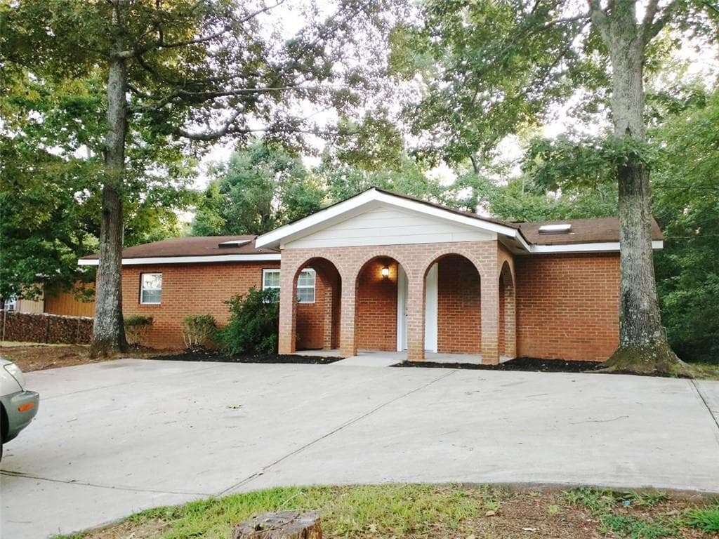 3 bedroom, 2 bathroom, 1,225 sq ft single family residence for sale at 5582 Mulberry Street, Flowery Branch, GA 30542 — photo 1 of 13