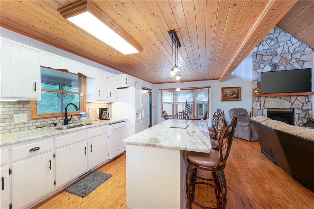 3 bedroom, 3 bathroom, 2,115 sq ft single family residence for sale at 250 Summit Drive, Blairsville, GA 30512 — photo 7