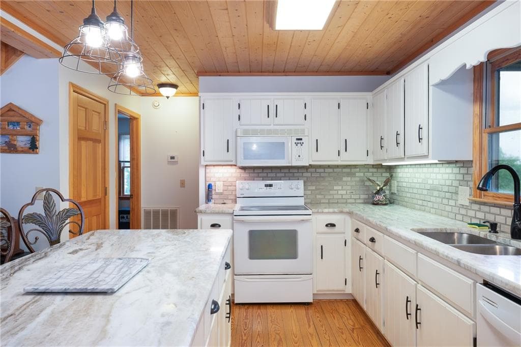 3 bedroom, 3 bathroom, 2,115 sq ft single family residence for sale at 250 Summit Drive, Blairsville, GA 30512 — photo 8