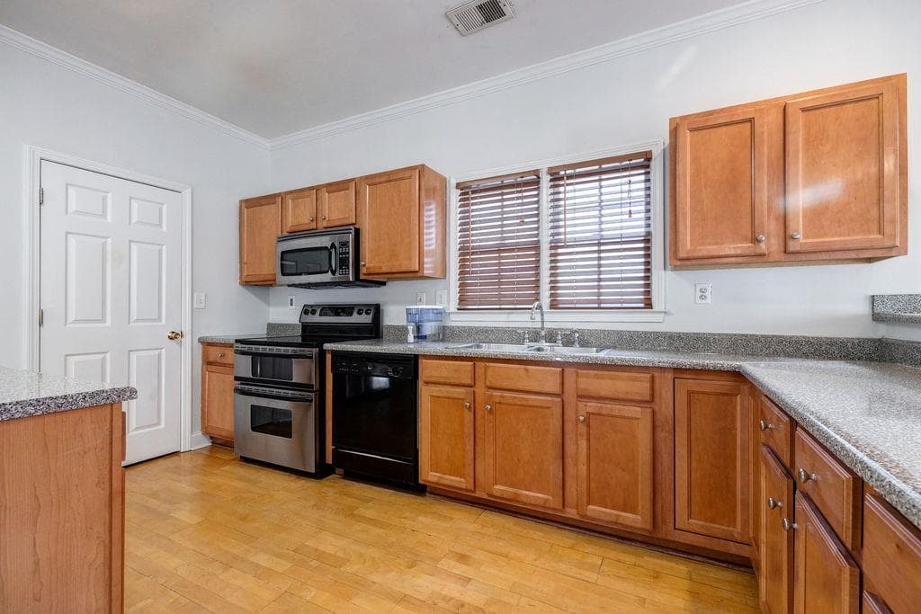 4 bedroom, 2 bathroom, 2,564 sq ft single family residence for rent at 2310 HOSEA L WILLIAMS Drive, Atlanta, GA 30317 for $2,900 a month — photo 9