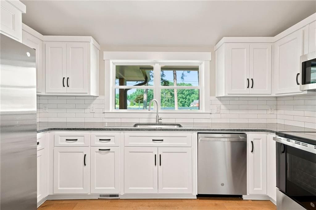 3 bedroom, 2 bathroom, 1,405 sq ft single family residence for sale at 1528 New Light Road, Canton, GA 30115 — photo 7
