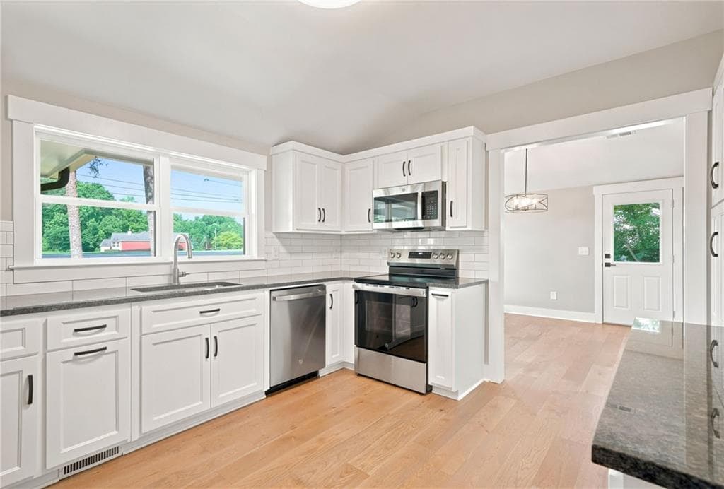 3 bedroom, 2 bathroom, 1,405 sq ft single family residence for sale at 1528 New Light Road, Canton, GA 30115 — photo 8