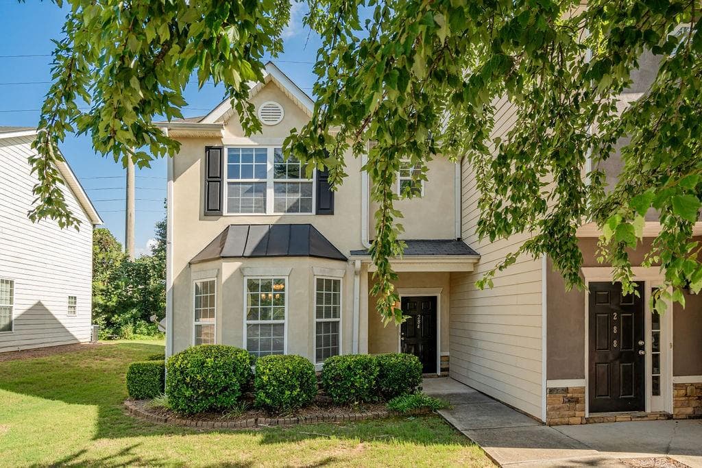 3 bedroom, 3 bathroom, 1,454 sq ft townhouse for sale at 284 Commons Drive, Jonesboro, GA 30236 — photo 1 of 32