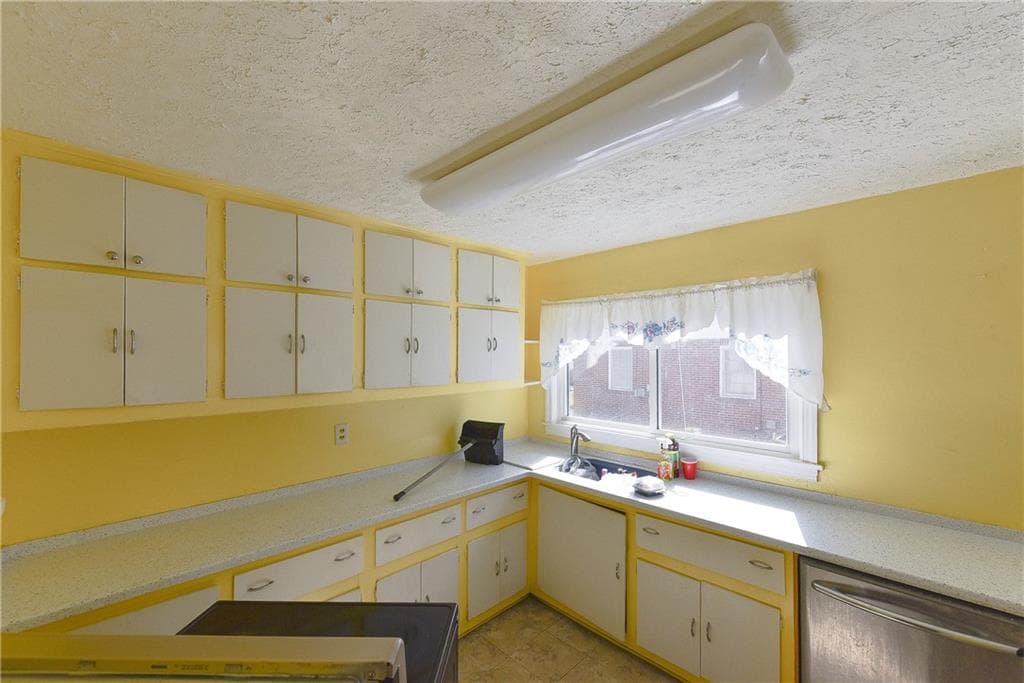 3 bedroom, 2 bathroom, 1,368 sq ft single family residence for sale at 3049 Cloverhurst Drive, Atlanta, GA 30344 — photo 4