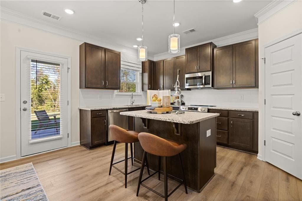 4 bedroom, 3 bathroom, 2,372 sq ft single family residence under contract at 100 Meadowview Court, Carrollton, GA 30117 — photo 6