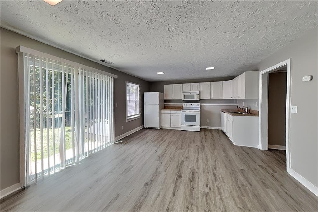 4 bedroom, 4 bathroom, 2,869 sq ft single family residence for rent at 1100 Lake Drive, Roswell, GA 30075 for $3,650 a month — photo 6