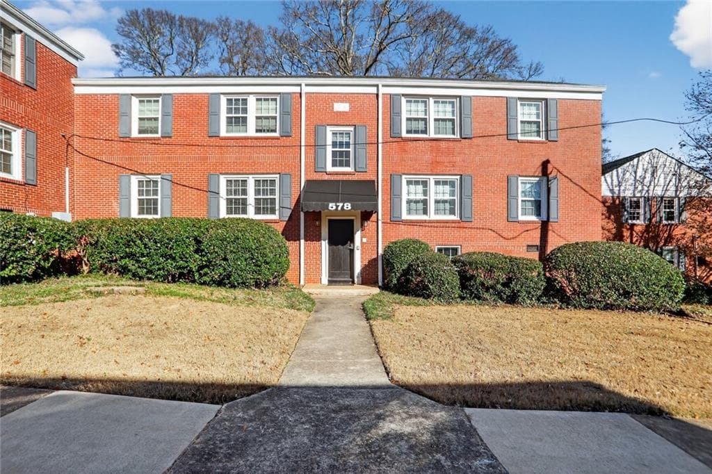 2 bedroom, 1 bathroom, 840 sq ft condominium for sale at 578 Goldsboro Road D, Atlanta, GA 30307 — photo 1 of 20