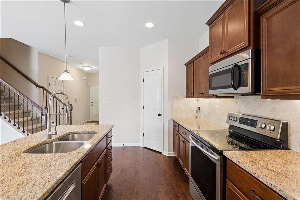 4 bedroom, 3 bathroom, 2,054 sq ft single family residence for sale at 15 Ponder Place, Newnan, GA 30265 — photo 5