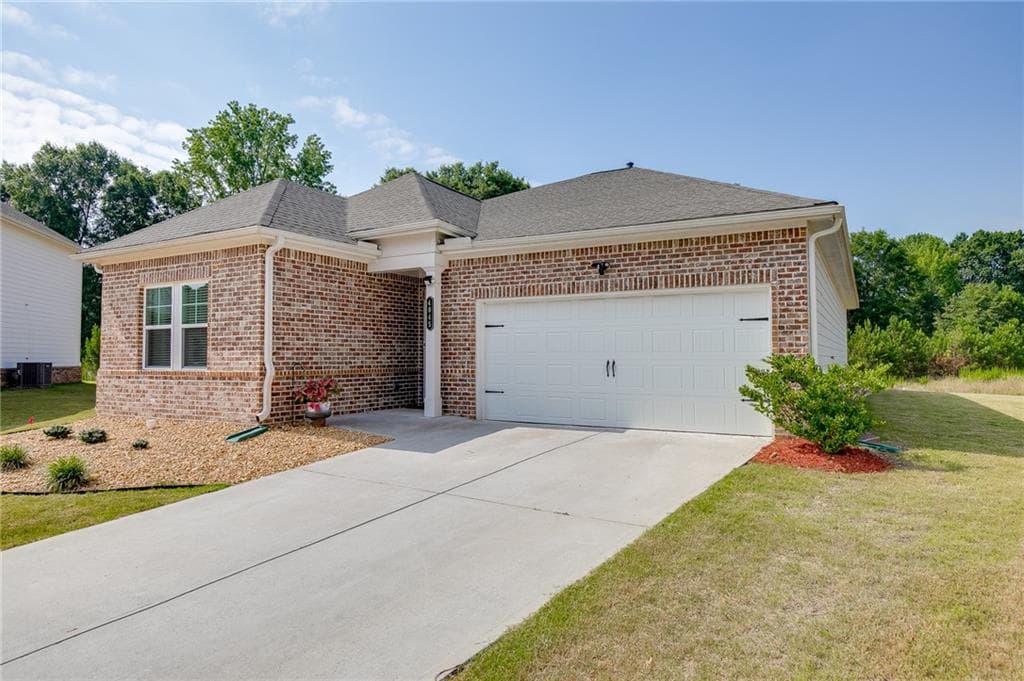 4 bedroom, 2 bathroom, 1,898 sq ft single family residence under contract at 4045 Berry Farm Court, Loganville, GA 30052 — photo 2