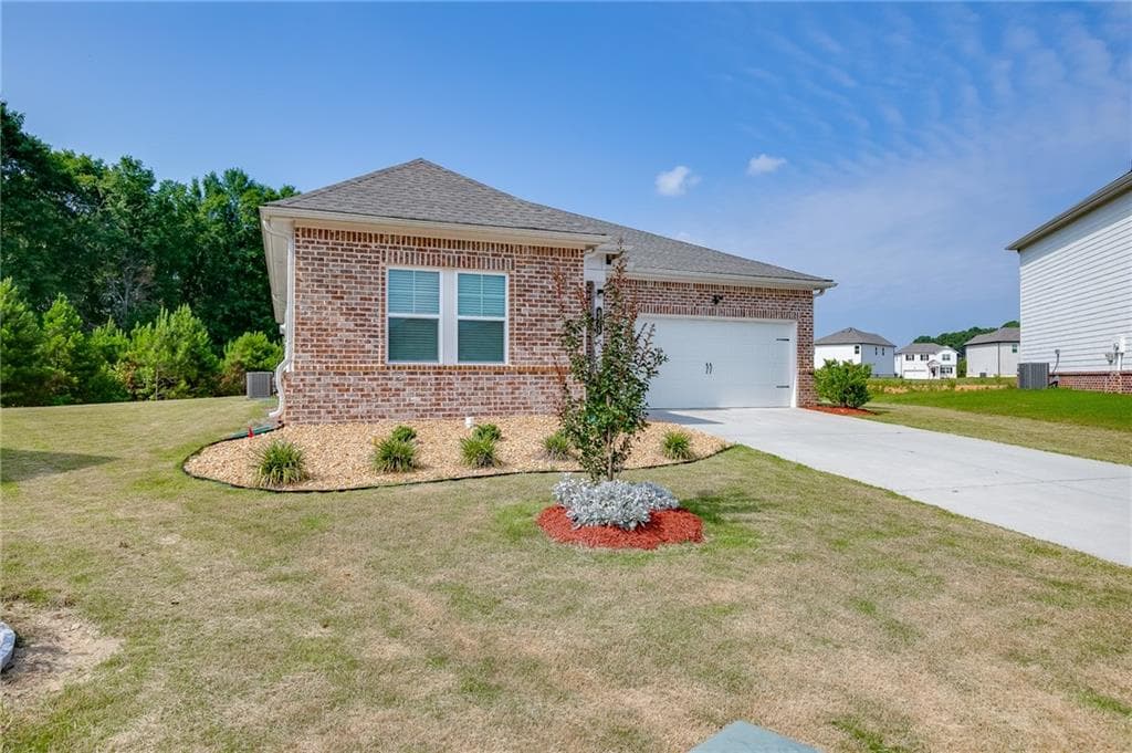 4 bedroom, 2 bathroom, 1,898 sq ft single family residence under contract at 4045 Berry Farm Court, Loganville, GA 30052 — photo 3