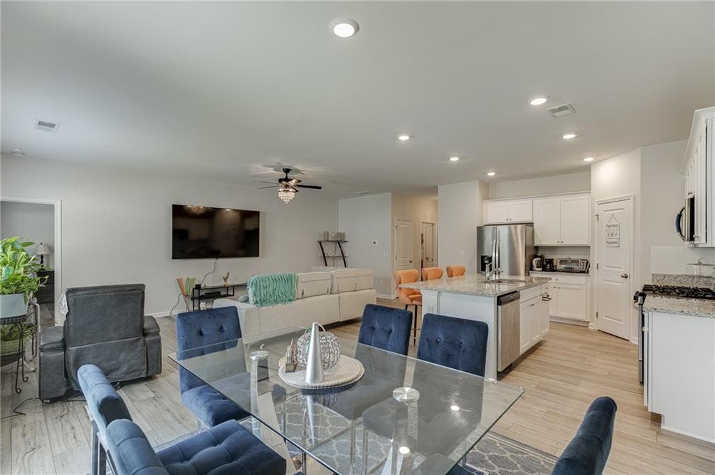 4 bedroom, 2 bathroom, 1,898 sq ft single family residence under contract at 4045 Berry Farm Court, Loganville, GA 30052 — photo 7