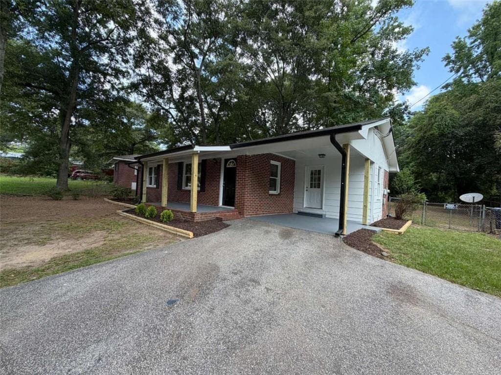2 bedroom, 1 bathroom, 1,056 sq ft single family residence for sale at 135 Martha Street, Winder, GA 30680 — photo 3