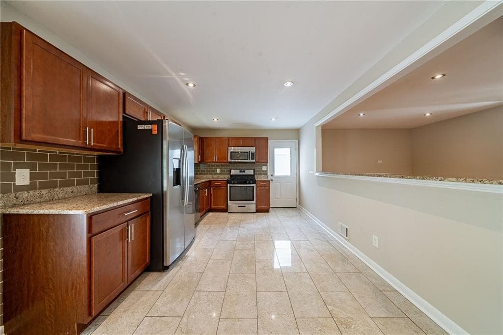 3 bedroom, 2 bathroom, 1,273 sq ft single family residence for sale at 1518 Pine Glen Circle, Decatur, GA 30035 — photo 2