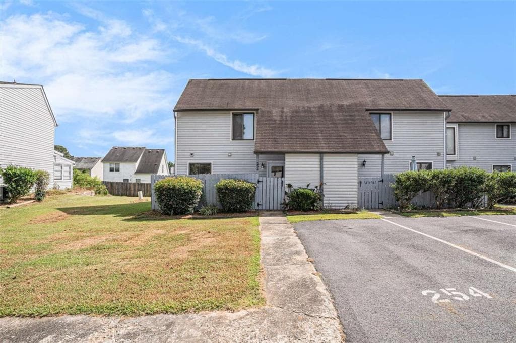 3 bedroom, 3 bathroom, 1,392 sq ft condominium for sale at 254 Country Club Drive, Jonesboro, GA 30238 — photo 1 of 22