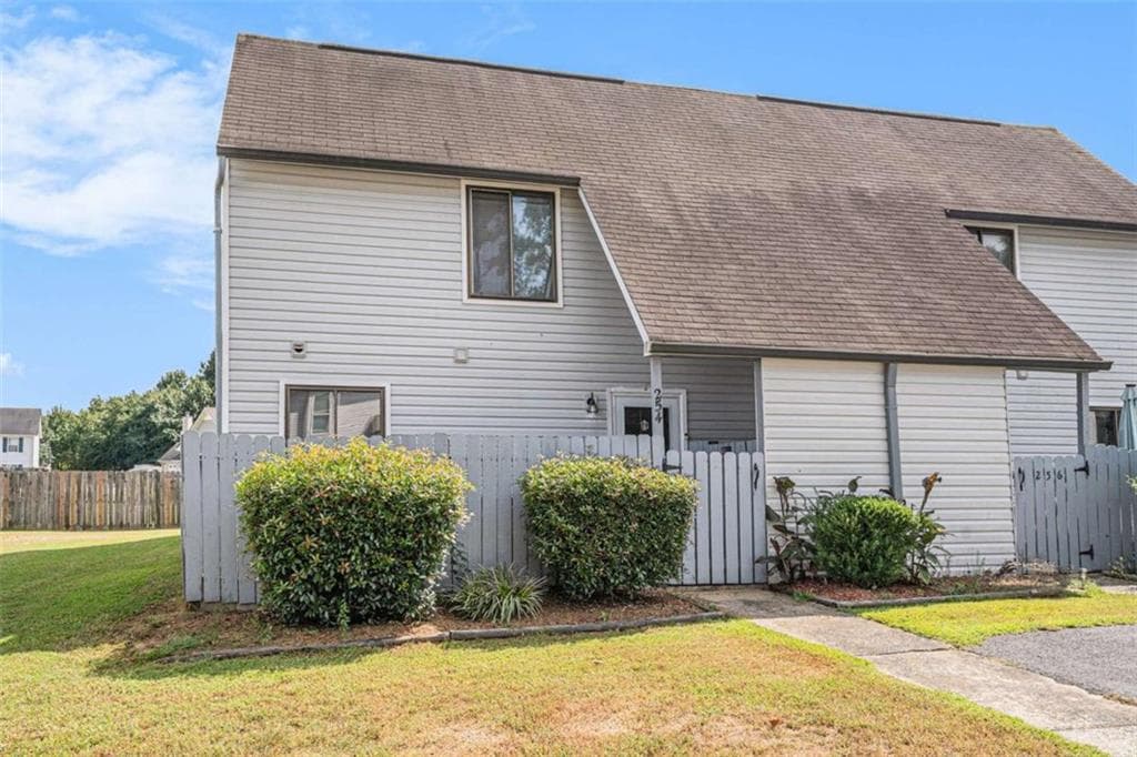 3 bedroom, 3 bathroom, 1,392 sq ft condominium for sale at 254 Country Club Drive, Jonesboro, GA 30238 — photo 3