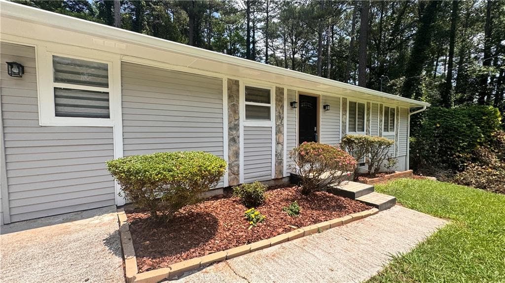 4 bedroom, 3 bathroom, 1,456 sq ft single family residence for sale at 4091 Big Valley Trail, Stone Mountain, GA 30083 — photo 2