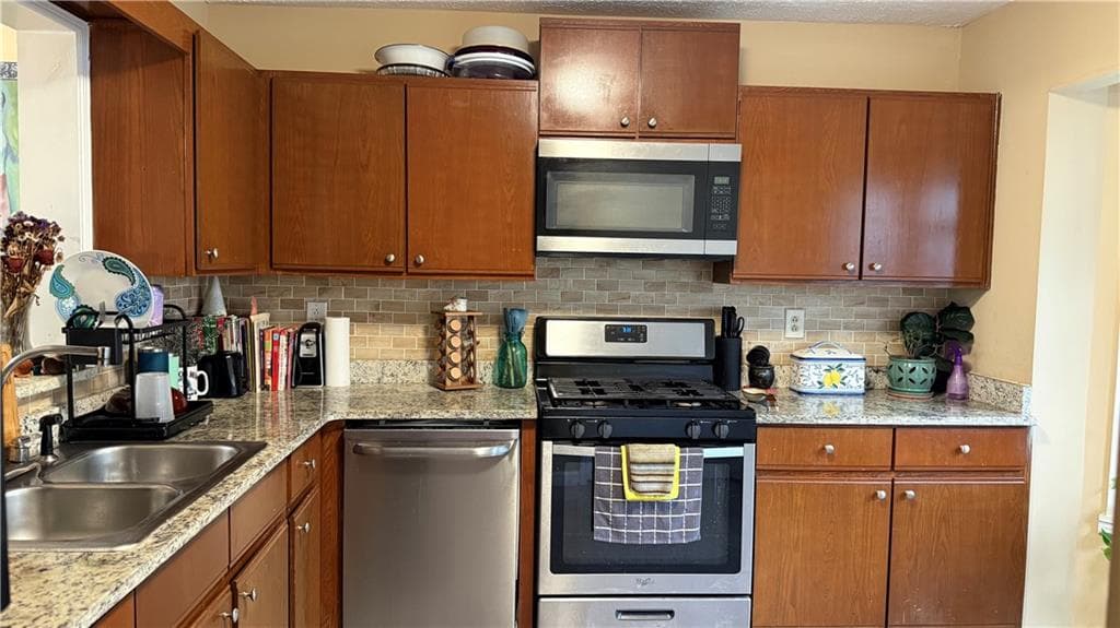 2 bedroom, 3 bathroom, 1,196 sq ft townhouse for sale at 1046 Thornwoode Lane, Stone Mountain, GA 30083 — photo 5
