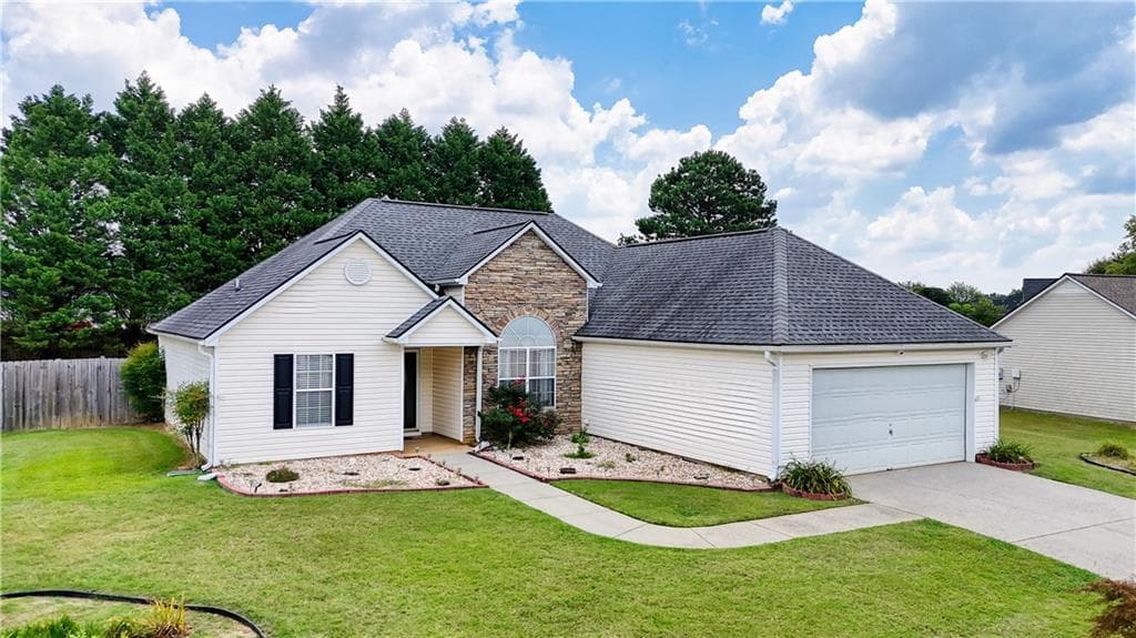 3 bedroom, 2 bathroom, 1,963 sq ft single family residence under contract at 3905 Michaels Creek Way, Loganville, GA 30052 — photo 2