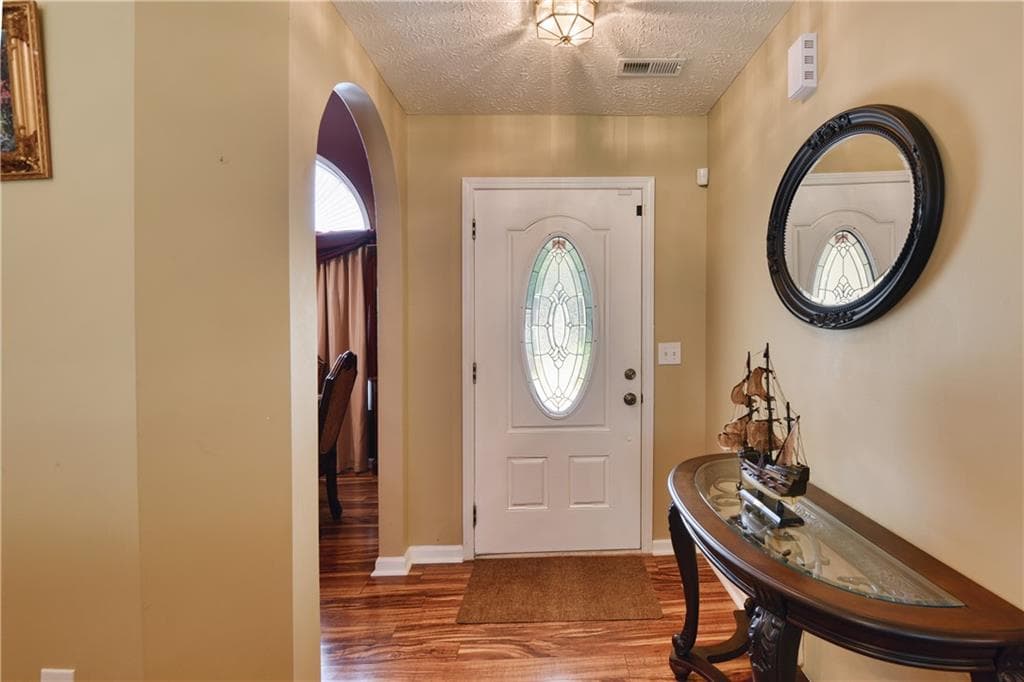 3 bedroom, 2 bathroom, 1,963 sq ft single family residence under contract at 3905 Michaels Creek Way, Loganville, GA 30052 — photo 5