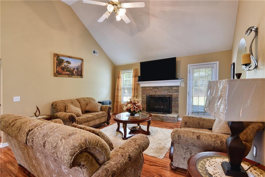 3 bedroom, 2 bathroom, 1,963 sq ft single family residence under contract at 3905 Michaels Creek Way, Loganville, GA 30052 — photo 8