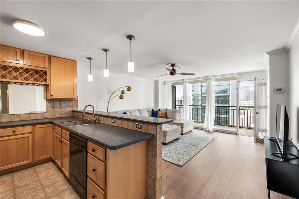 2 bedroom, 1 bathroom, 992 sq ft condominium for sale at 620 Peachtree Street 2011, Atlanta, GA 30308 — photo 4