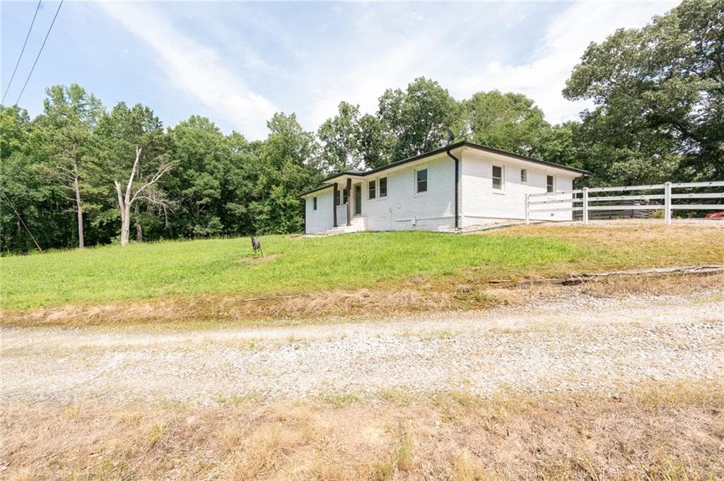3 bedroom, 2 bathroom, 1,705 sq ft single family residence for sale at 1585 Jimmy Dodd Road, Buford, GA 30518 — photo 7