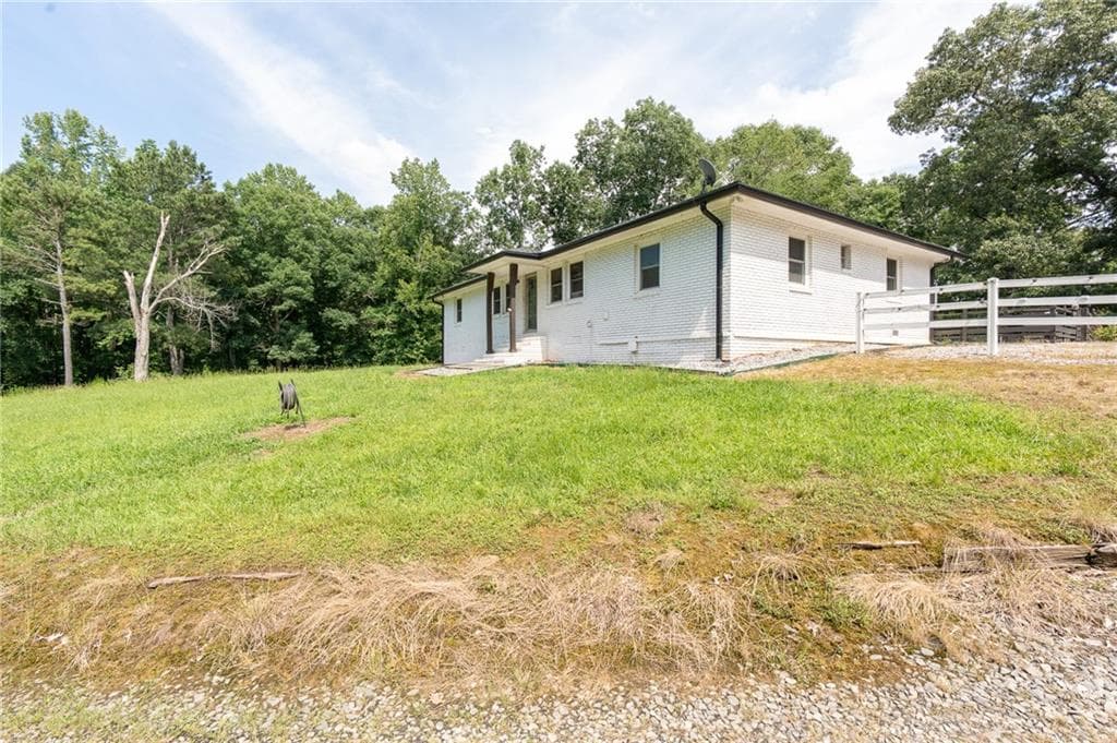 3 bedroom, 2 bathroom, 1,705 sq ft single family residence for sale at 1585 Jimmy Dodd Road, Buford, GA 30518 — photo 8