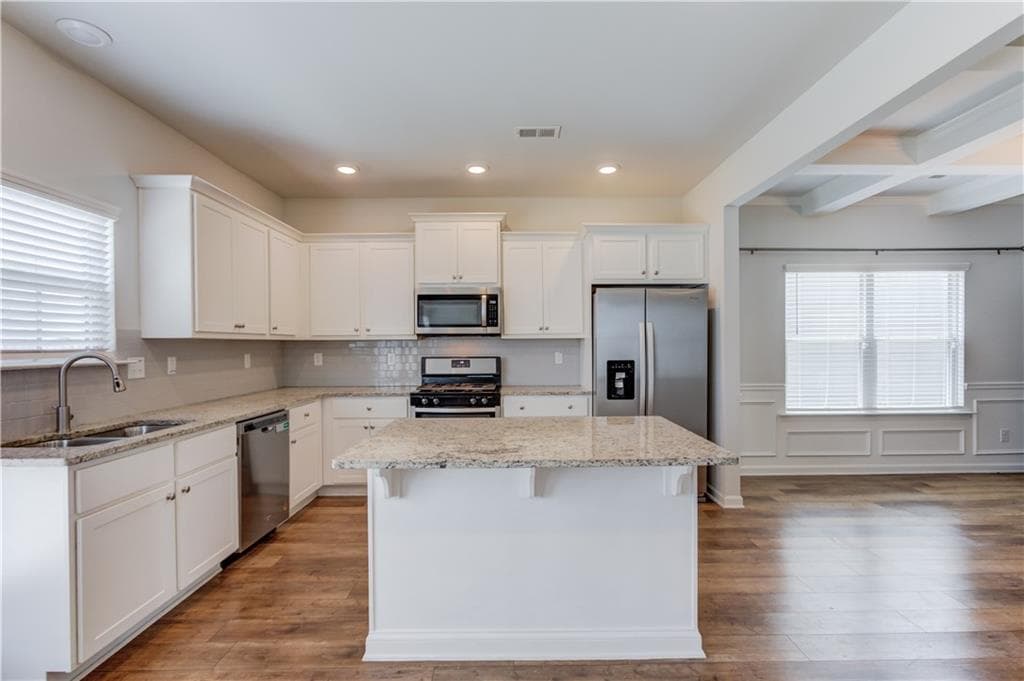 5 bedroom, 3 bathroom, 2,771 sq ft single family residence under contract at 305 Eleanora Crossing, Loganville, GA 30052 — photo 2
