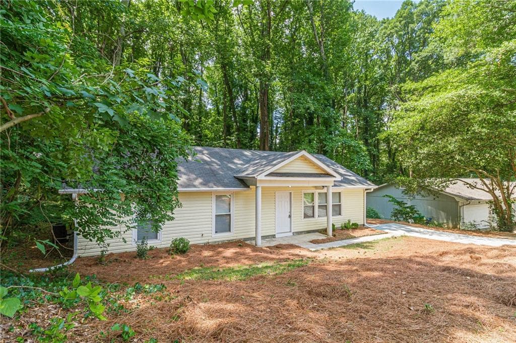 3 bedroom, 2 bathroom, 1,222 sq ft single family residence under contract at 5975 Dart Drive, Lithonia, GA 30058 — photo 3