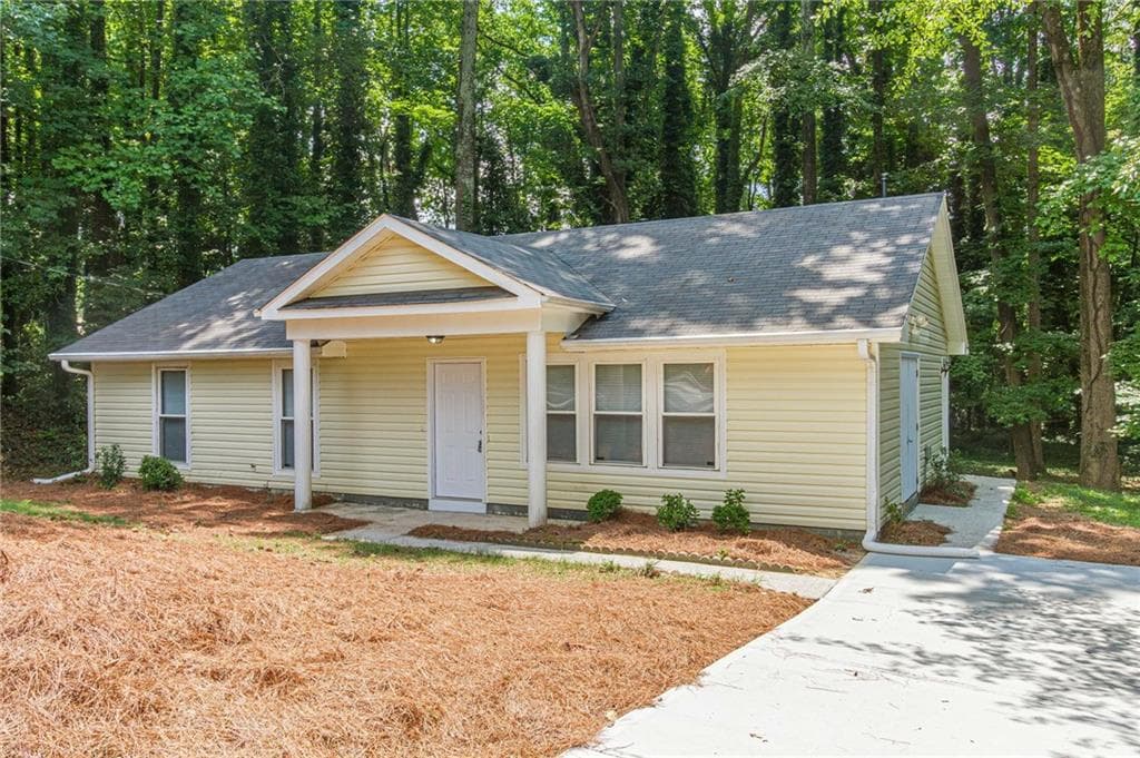 3 bedroom, 2 bathroom, 1,222 sq ft single family residence under contract at 5975 Dart Drive, Lithonia, GA 30058 — photo 2