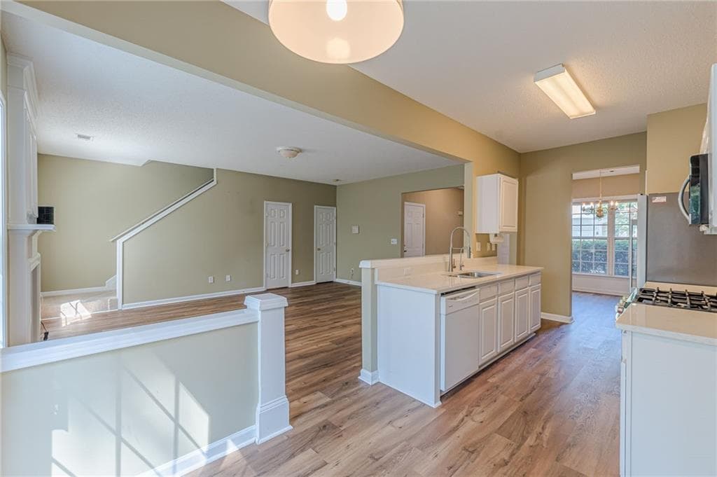 3 bedroom, 3 bathroom, 1,642 sq ft townhouse for sale at 7010 Richland Court, Roswell, GA 30076 — photo 4