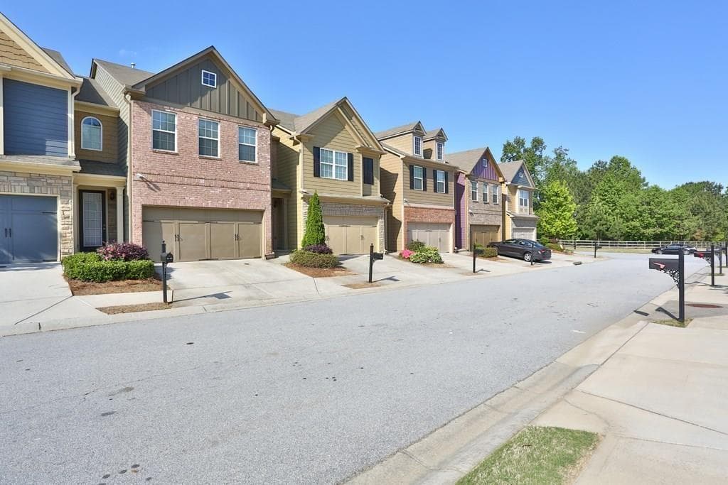 3 bedroom, 3 bathroom, 1,944 sq ft townhouse for sale at 2649 Sardis Chase Court, Buford, GA 30519 — photo 2