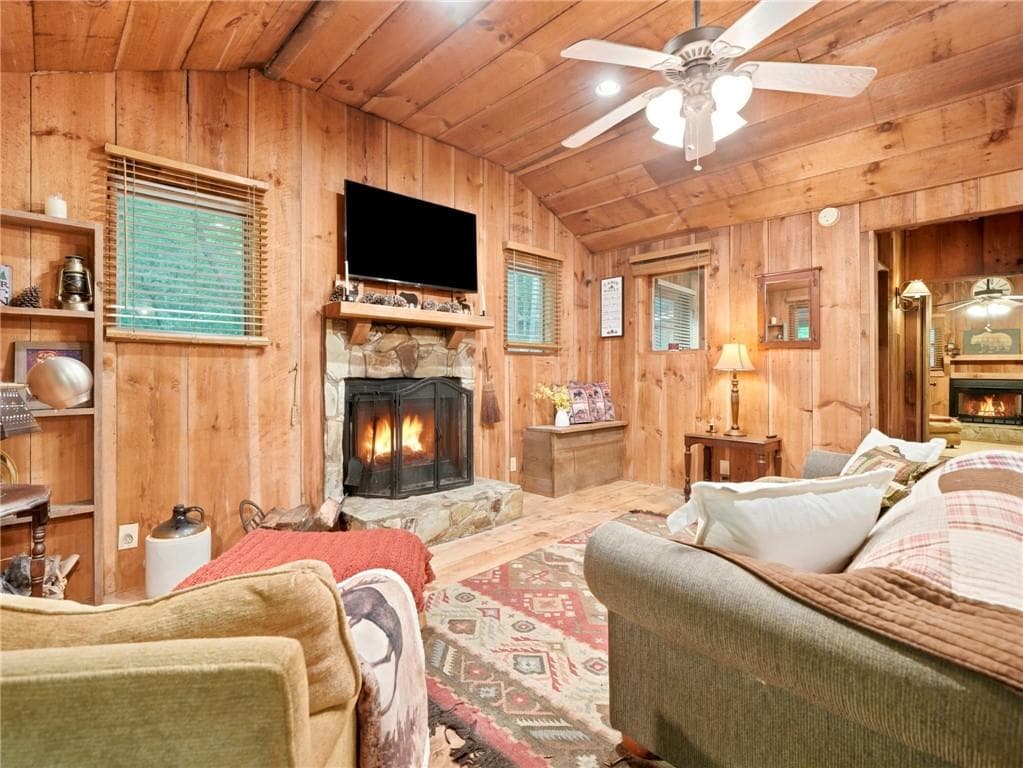1 bedroom, 1 bathroom, 840 sq ft single family residence for sale at 167 Mangums Trail, Blue Ridge, GA 30513 — photo 9