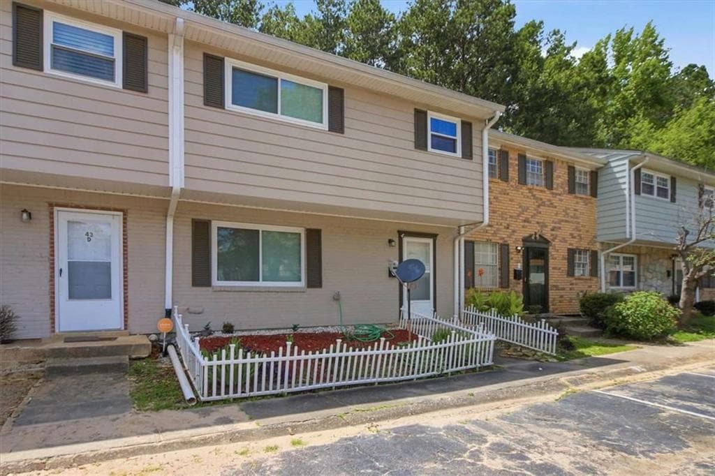 3 bedroom, 3 bathroom, 1,340 sq ft condominium for sale at 4701 Flat Shols rd, Union City, GA 30291 — photo 2