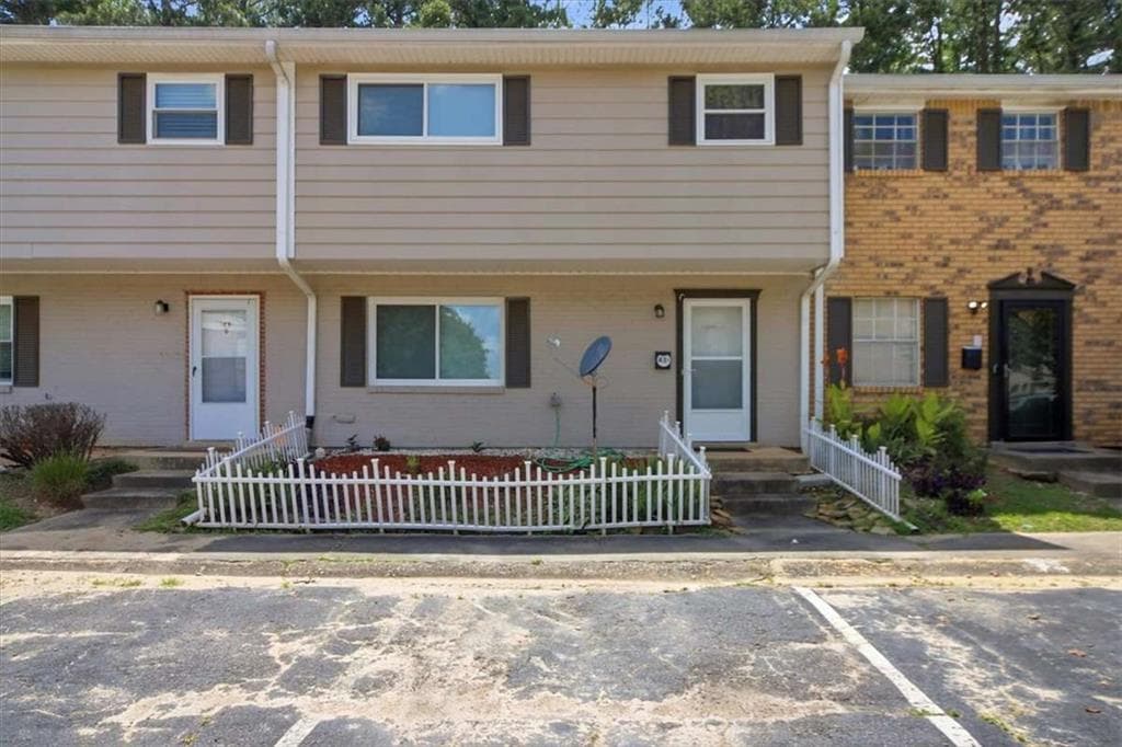 3 bedroom, 3 bathroom, 1,340 sq ft condominium for sale at 4701 Flat Shols rd, Union City, GA 30291 — photo 3