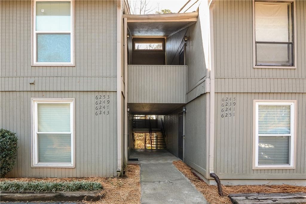 2 bedroom, 1 bathroom, 977 sq ft condominium for sale at 6241 Overlook Road 6241, Peachtree Corners, GA 30092 — photo 2