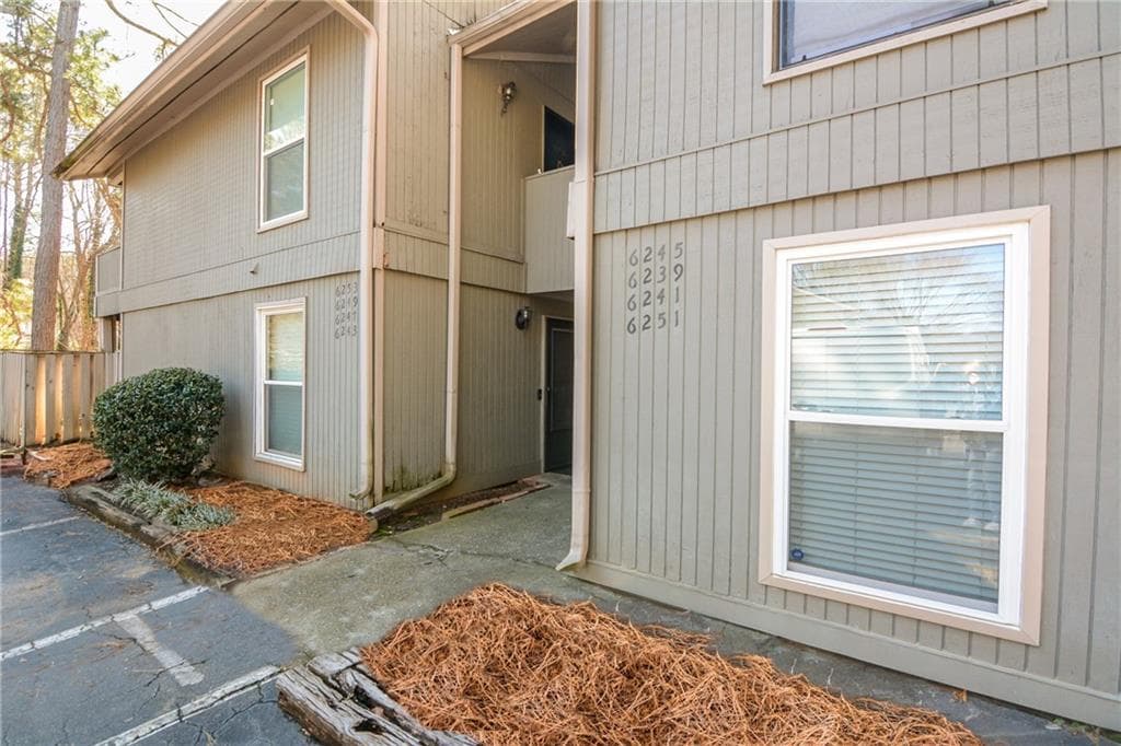 2 bedroom, 1 bathroom, 977 sq ft condominium for sale at 6241 Overlook Road 6241, Peachtree Corners, GA 30092 — photo 3
