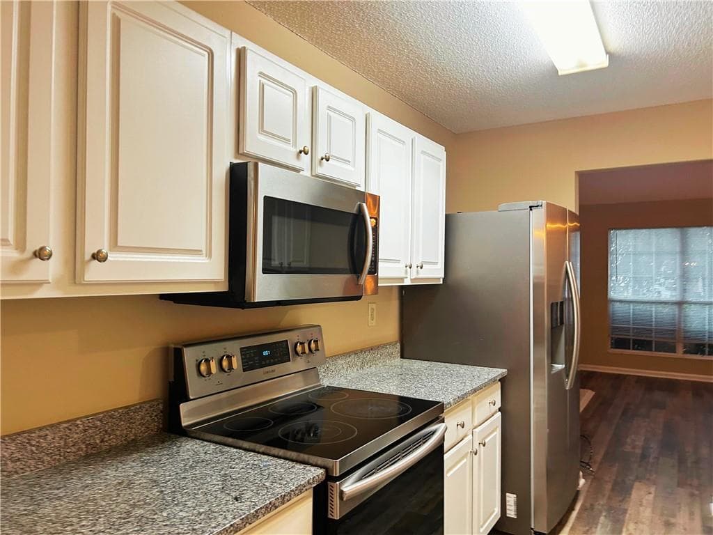 3 bedroom, 4 bathroom, 1,394 sq ft single family residence for sale at 4123 Ravenwood Court, Union City, GA 30291 — photo 5