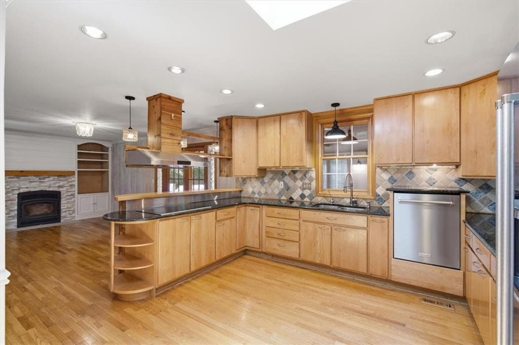 3 bedroom, 2 bathroom, 2,288 sq ft single family residence for sale at 112 Cross Gate Drive, Marietta, GA 30068 — photo 3